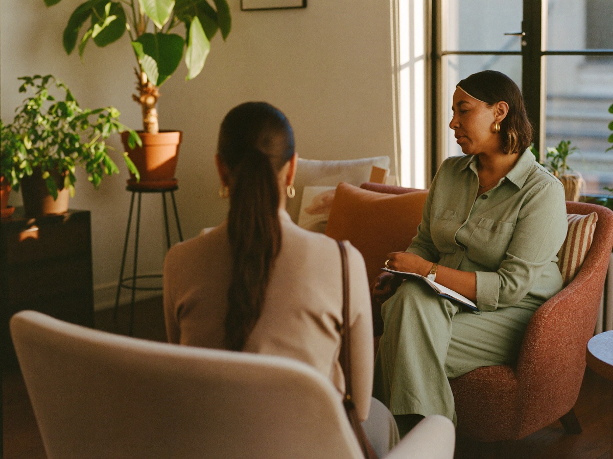 Consulta psicológica de adultos en un ambiente cálido y acogedor